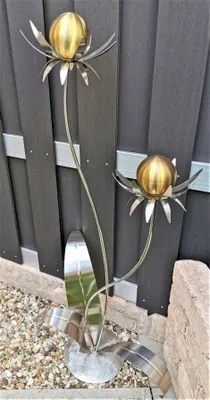 Produktbild von Skulptur Blume Milano Edelstahl 120 cm mit Kugel Edelstahl gold matt gebürstet mit Standfuß Dekoration Gartendeko