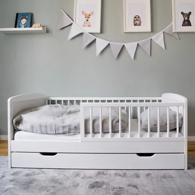 Produktbild von Kinderbett 70x140 cm mit Lattenrost, Schublade und Raufallschutz Vollholz in weiß - 140 x 70 cm perfekte Größe nach Gitterbett Babybett