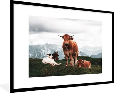 Produktbild von MuchoWow® Gerahmtes Poster Tiere - Kuh - Berg 90x60 cm - Poster mit Schwarzem Bilderrahmen Wandposter Rahmen Foto Bilder - Wanddekoration - Fotos