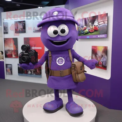 Imagen del producto de El REDBROKOLY personaje de la mascota de la Cámara Púrpura vestido con una camiseta de polo y maletines