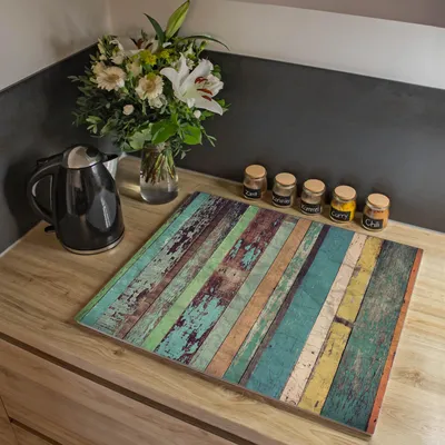 Produktbild von banjado Herdabdeckplatte einteilig 60,x52cm groß mit Gummi Abstandshalter, ESG Sicherheitsglas mit Motiv Bunte Bretterwand [HAP1 10754]