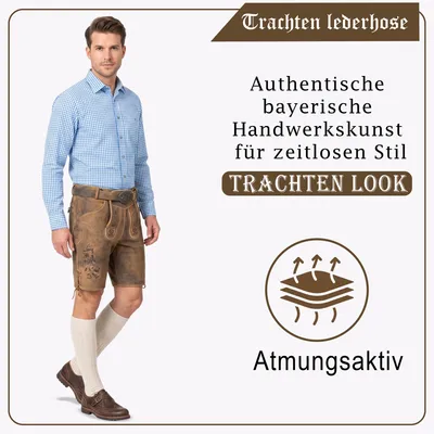 Ein Mann trägt eine kastanienbraun Trachtenlederhose mit Stickerei, Gürtel und Schnalle, kombiniert mit grünem kariertem Hemd und Trachtenstrümpfen. Text: „Trachten Lederhose“, „Trachten Look“, „Atmungsaktiv“