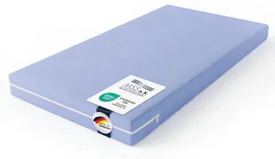Kinderbettmatratze mit hellblauem Bezug, liegend, mit MSS-Markenlabel