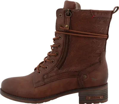 Das Bild zeigt einen eleganten Schuh in der Farbe Cognac. Der Schuh ist von der Seite zu sehen und hebt sich durch sein klassisches Design hervor.