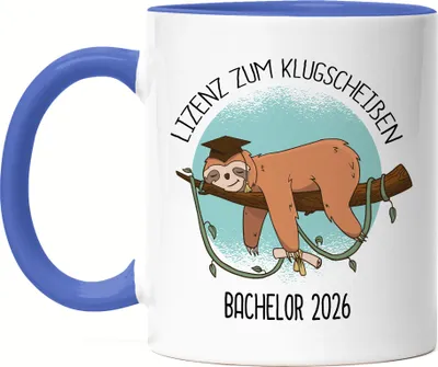 Produktbild von Bachelor 2026 Lizenz Zum Klugscheißen Tasse Blau Bachelor-Abschluss Faultier Absolvent Geschenk