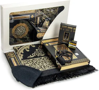 Productafbeelding van Luxe islamitische gebedsgeschenkset, deluxe set met 7 onderdelen, inclusief Koran, gebedsketting (tesbih), gebedstapis met Kaaba-design en stokje om de tanden mee te reinigen (miswak)