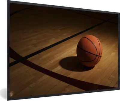 Produktbild von MuchoWow® Gerahmtes Poster Ein Basketball im Scheinwerferlicht auf einem Basketballplatz 90x60 cm - Poster mit Schwarzem Bilderrahmen Wandposter Rahmen Foto Bilder - Fotorahmen - Foto-Plakat