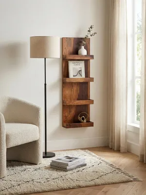 Wandregal aus massivem Sheesham-Holz in der Draufsicht, zeigt die vier Fächer und die schlanke Tiefe von 10 cm im Raumkontext für eine elegante Wandgestaltung._#sku_SAFWL6.532#