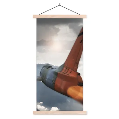 Produktbild von MuchoWow® Textilposter Ein Armeejet über den Bergen 60x120 cm mit holzfarbenen Rahmen - Holz
