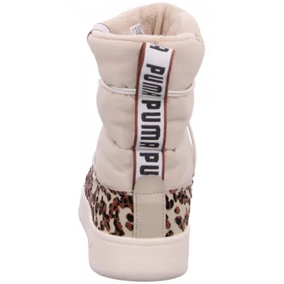 Produktbild von Der Snowboot der Marke Puma, Modell "Snowbea", ist die ideale Wahl für Damen, die auch im Winter lässig und cool unterwegs sein möchten. Ausgestattet mit einem praktischen Gummizug für eine perfekte Passform, sorgt dieser Schuh für kuschelig warme Füße. Perfekt für kalte Tage, bietet der "Snowbea" alles, was man sich von einem Winterboot wünscht.