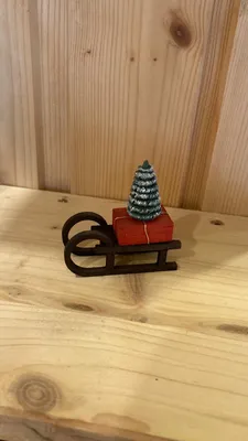 Immagine prodotto di Slitta in legno con decorazione a forma di regalo, colore scuro, altezza 5 cm, NUOVA