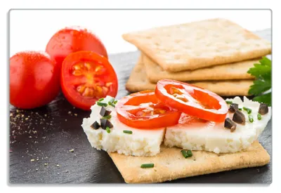 Produktbild von Wallario Frühstücksbrettchen aus Glas 20 x 30 cm mit rutschfesten Füßen, Motiv Frisches Knäckebrot mit Tomaten und Käse