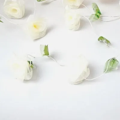 Produktbild von Rosengirlande mit cremefarbenen Organzablüten – 2,5 m – feine grüne Kordel mit 13 Rosen