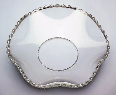 Produktbild von Glas-Kerzenmanschette (Tropfenfänger) "Gezackt, gewellt Silberrand" für Kerzen bis Ø 25 mm (Spitzkerzen, Tafelkerzen)