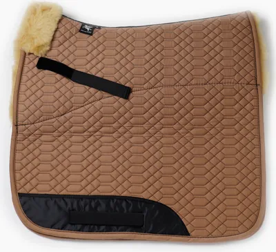 Produktbild von Engel Reitsport Lammfell Schabracke SCHABRA1 Fellrand vorne Fell in Sattellage D (Dressur) Camel Camel