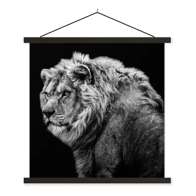 Produktbild von MuchoWow® Textilposter Löwe - Porträt - Wildtiere - Schwarz - Weiß 90x90 cm mit schwarzem Rahmen - Magnetisches
