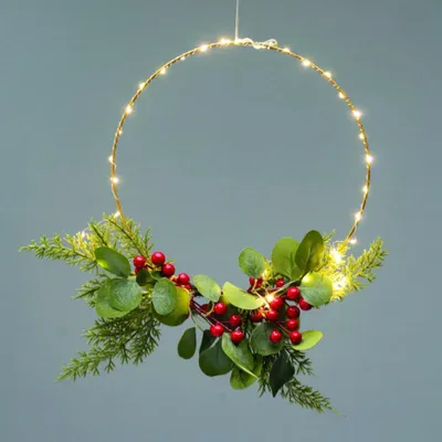 Produktbild von ACA Beleuchteter Weihnachtskreis mit Blättern und Beeren, 40 warmweiße LEDs, batteriebetrieben (3xAA), Schutzart IP20, Durchmesser 30 cm, Kabellänge 30 cm, Artikelnummer X09401114
