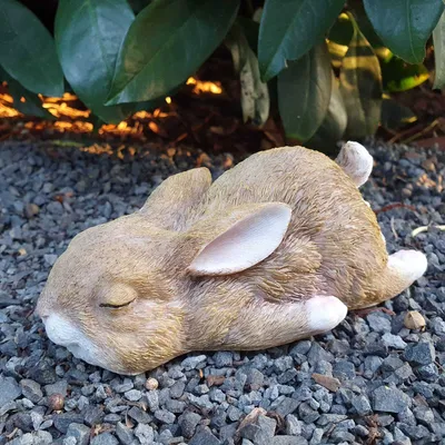 Obrázok produktu pre Záhradná figúrka ležiaceho zajaca, dĺžka 14 cm
