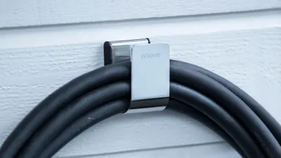 Produktbild von Easee U-Hook Halterung rot