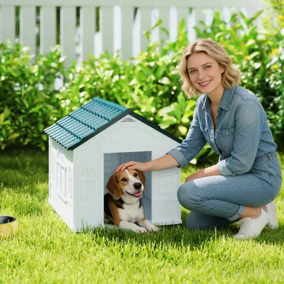 Imagen del producto de Caseta para perros Sweiko con techo a dos aguas, resistente a la intemperie, de plástico, 65 x 75,7 x 63 cm, color azul