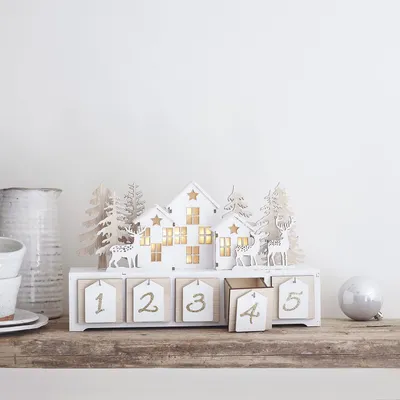 LED Weihnachtshaus Adventskalender aus Holz, 18 cm, 7 warmweiße LEDs