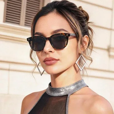 Produktbild von Vintage Sonnenbrille Damen - rechteckige Brille - schmales Gesicht - UV-Schutz und Stil - ShopFlot