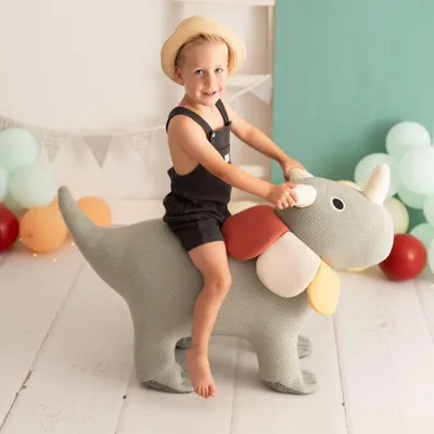Produktbild von Crochetts Großes Triceratops-Plüschtier mit Zusatzsitz für Kinder 4050 – 90 x 36 x 65 cm MAXI