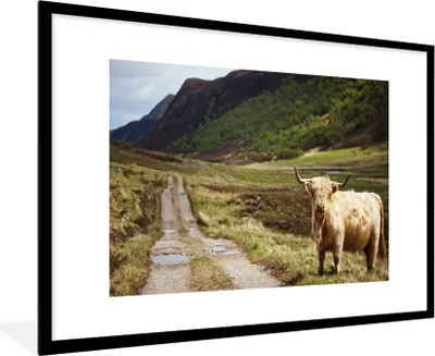 Produktbild von MuchoWow® Gerahmtes Poster Schottische Highlander - Pfad - Wald 90x60 cm - Poster mit Schwarzem Bilderrahmen Wandposter Rahmen Foto Bilder - Wanddekoration - Fotos