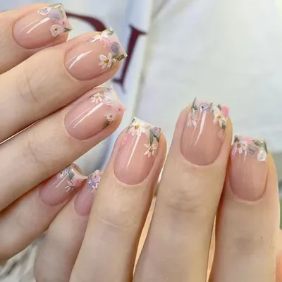Produktbild von Künstliche Nägel zum Aufkleben, Nude Rosa French Press on Nails, Kurze Quadratische Fingernägel mit Blumen, 24 Stück