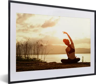 Produktbild von MuchoWow® MuchoWow® Gerahmtes Poster Silhouette einer jungen Frau beim Yoga am Strand 40x30 cm - Poster mit zchwarzem Bilderrahmen - Bilderrahmen - Poster im Rahmen