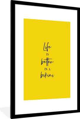 Produktbild von MuchoWow® Gerahmtes Poster Das Leben ist besser im Bikini - Gelb - Zitat 60x90 cm - Poster mit Schwarzem Bilderrahmen Wandposter Rahmen Foto Bilder - Dekoration - Wandposter Wohnzimmer - Hochwertig