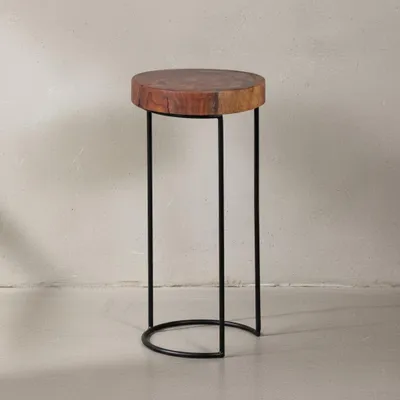 Produktbild von Beistelltisch "Indi" Massivholz: Baumstamm-Tischplatte, Metallgestell, Landhausstil, handgefertigt. Braun, 28x28x55 cm | Kadima Design