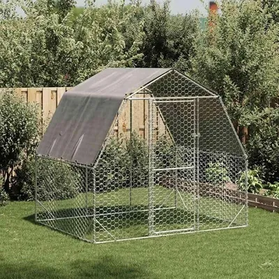Image de Poulailler avec toit en acier galvanisé, dimensions 2,5 x 2 x 2,25 mètres. Enclos extérieur avec toit étanche, abri accessible pour les poules, comprenant une porte