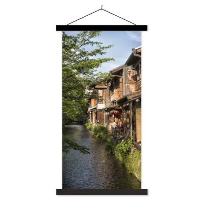 Produktbild von MuchoWow® Textilposter Traditionelle Häuser entlang des Kanals in der Nähe von Kyoto in Japan 60x120 cm mit schwarzem Rahmen - Magnete