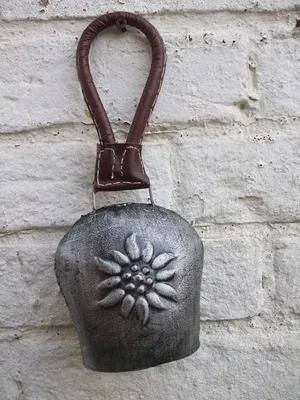 Produktbild von Klangvolle Kuhglocke Glockenschelle Eisen grau Lederband 25 cm