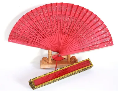 Produktbild von 131, 1 Stk Fächer Holz rot Ornamente 22,5 cm Geschenkverpackung