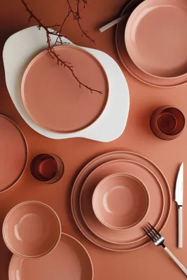 Produktbild von Hermia Concept, Hochwertiges 24-teiliges Dinner-Set aus 100% Porzellan, in zartem Rosa | 6 Servierplatten (25 cm), 6 Teller (21 cm), 6 Schalen (14 cm), 6 Dessertteller (21 cm) | Spülmaschinen- und mikrowellengeeignet.
