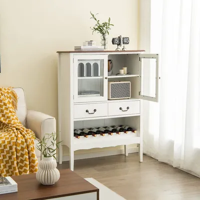 Produktbild von Szafka na wino COSTWAY z drewna sosnowego, wolnostojąca szafka z 2 drzwiami, 2 szufladami ze szkła hartowanego, kredens kuchenny z zabezpieczeniem przed przechyleniem do kuchni, jadalni i salonu (biały)
