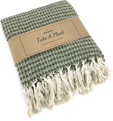 Produktbild von Heimtexland ® Hochwertige Strick Kuscheldecke Fransen Wohndecke Boho Wolldecke 100% Baumwolle Sofadecke 180x130 weich und warm Strickdecke natur Typ912 Karo grün - 1 Stück