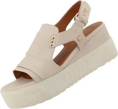 Das Bild zeigt einen flachen Schuh in der Farbe Beige der von der Seite betrachtet wird. Die Schuhoberfläche hat ein schlichtes Design und wirkt elegant und modern.