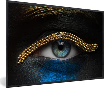 Produktbild von MuchoWow® Gerahmtes Poster Frau - Augen - Make-up - Luxus - Gold 60x40 cm - Poster mit Schwarzem Bilderrahmen Wandposter Rahmen Foto Bilder - Printing - Wanddeko Schlafzimmer
