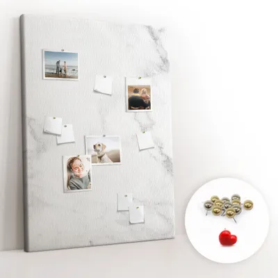 Imagen del producto de Tablero de corcho con chinchetas – Tablero con chinchetas para fotografías y notas – 100x140 cm – 100 chinchetas metálicas – Color mármol