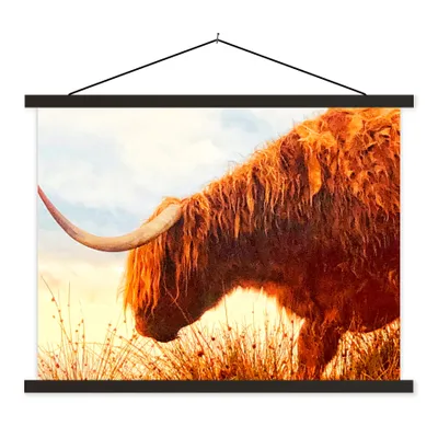 Produktbild von MuchoWow® Textilposter Schottische Highlander - Licht - Natur 150x113 cm mit holzfarbenen Rahmen - Poster