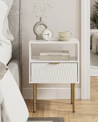Immagine prodotto di Comodino con cassetto e ripiano aperto per la camera da letto
