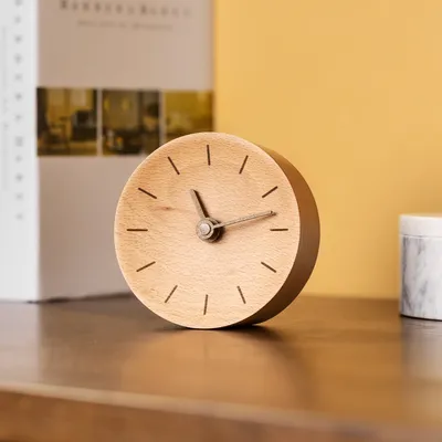 Produktbild von Navaris Analog Holz Tischuhr rund - 11 x 11 x 3,5cm - analoge Deko Tisch Uhr ohne Ticken mit Holz Ziffernblatt und Zeigern - leise Holzuhr Hellbraun
