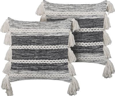 BELIANI Dekokissen 2er Set Schwarz und Weiß Baumwolle 45 x 45 cm Bezug mit Füllung Reißverschluss Quasten Streifenmuster Boho Wohnzimmer Schlafzimmer