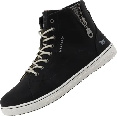 Auf dem Bild ist ein schwarzer Freizeitschuh abgebildet der von der Seite betrachtet wird. Der Schuh hat eine sportliche Form und eine rutschfeste Sohle die für Komfort geeignet ist.