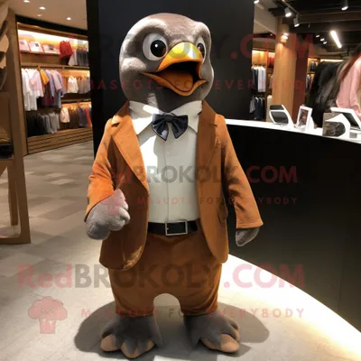 Produktbild von Brauner REDBROKOLY Pinguin Maskottchen Kostüm charakter bekleidet mit einer Anzugjacke und Ohrringen