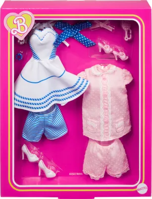 Produktbild von Barbie-Kleidung aus dem Barbie-Spielfilm, Modeset zum Sammeln mit drei bekannten Outfits aus dem Film inklusive Schuhe und Accessoires
