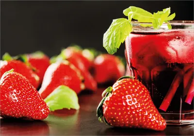 Produktbild von Wallario Poster - Erdbeer-Mojito - Frische Erdbeeren, Kunstdruck Größe: 70 x 100 cm
